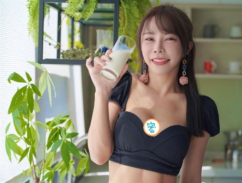 乳香四溢！饱满雪胸蹦紧马甲　巫苡萱甜笑拿出“纯白奶” 时尚资讯 图3张