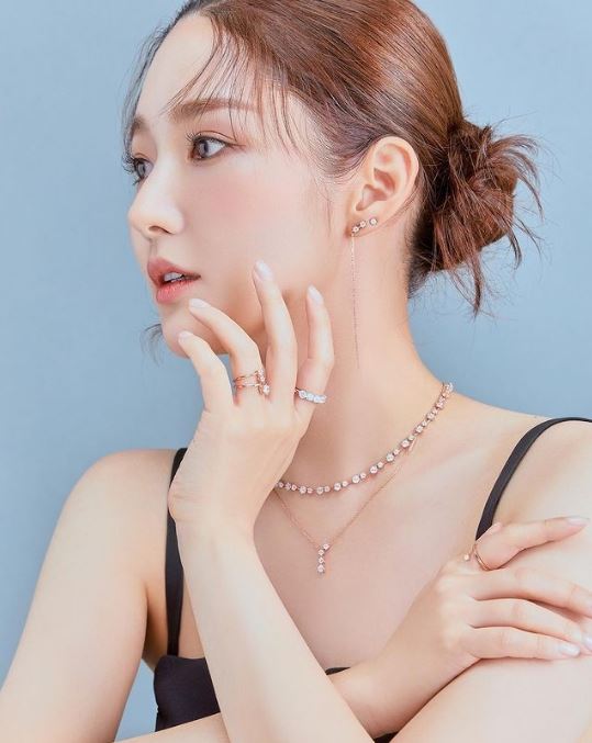 “开高衩到腿根”性感辣爆！朴敏英低胸晒“大片雪嫩美肌” 时尚资讯 图2张