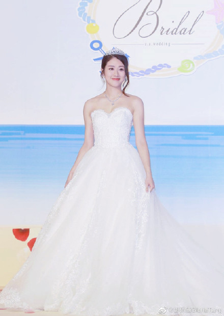 邓佩仪8年前后身材大不同！胖了9KG 手臂、腰变粗 娱乐资讯 图2张