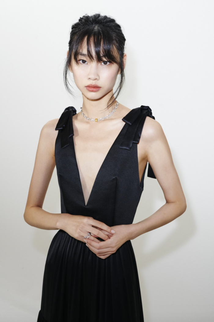 Style｜《鱿鱼》演员齐出席好莱坞盛典，郑好娟超深V礼服美出新高度！ 更多热点 图1张