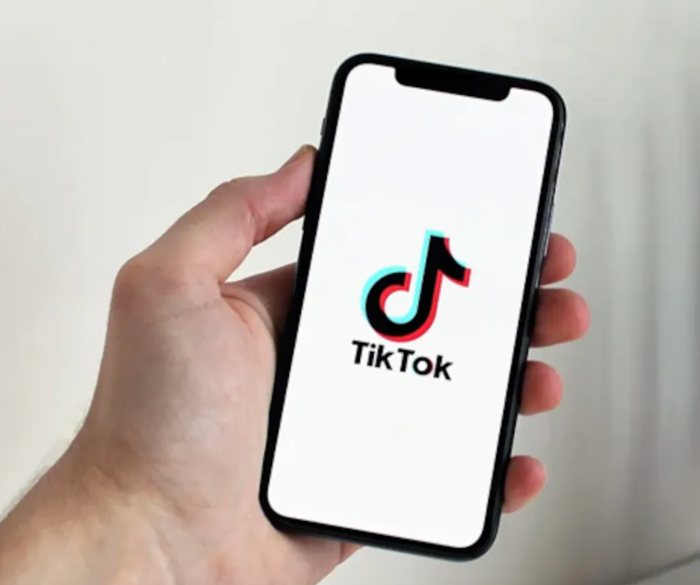 生活｜被绑架少女靠TikTok手势获救，这手势到底是什么暗语？ 更多热点 图1张