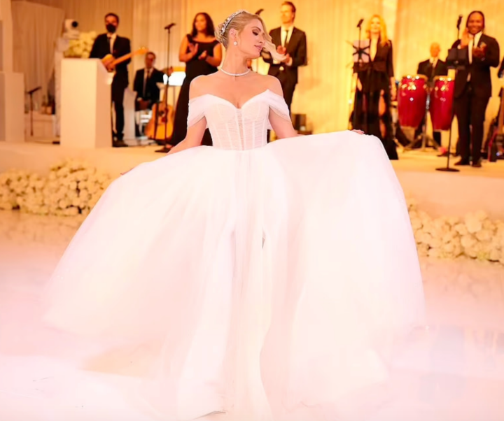 Style｜订婚4次的芭比名媛Paris Hilton终于嫁了！童话式婚纱来自它！ 更多热点 图4张