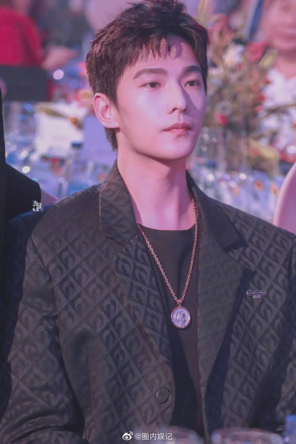 【芭莎慈善夜】看杨幂、杨洋、王源的绝美站姐图...你肯定想不到内场如此“质朴” 娱乐资讯 图2张