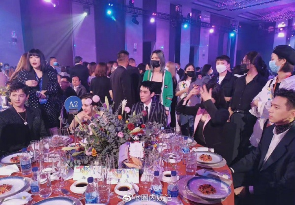 【芭莎慈善夜】看杨幂、杨洋、王源的绝美站姐图...你肯定想不到内场如此“质朴” 娱乐资讯 图6张