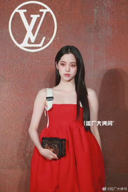 又胖了一圈！欧阳娜娜“大红洋装”现身遭网酸：显胖像灯笼 时尚资讯 图2张