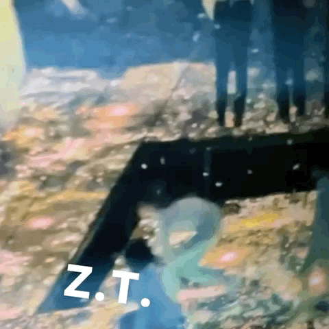 “时代少年团”贺峻霖踩空跌升降台！ 刘耀文急伸手拉人...双双跌进去 娱乐资讯 图3张