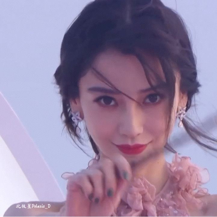 Angelababy被赞“红毯女王”惊艳全场！ 工作室精修图超拉跨...宛如挂历风格被骂爆 娱乐资讯 图1张