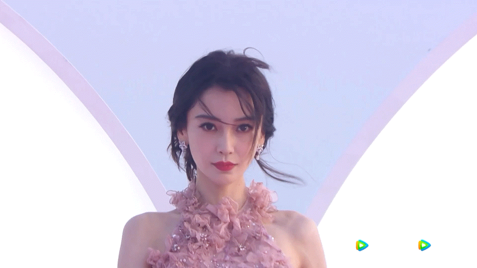 Angelababy被赞“红毯女王”惊艳全场！ 工作室精修图超拉跨...宛如挂历风格被骂爆 娱乐资讯 图2张