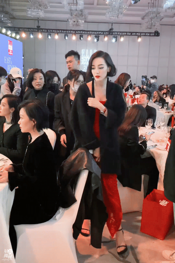 迪丽热巴红毯上踢正步走路...可爱举动全曝光！ 内场生图惊艳全网 娱乐资讯 图1张
