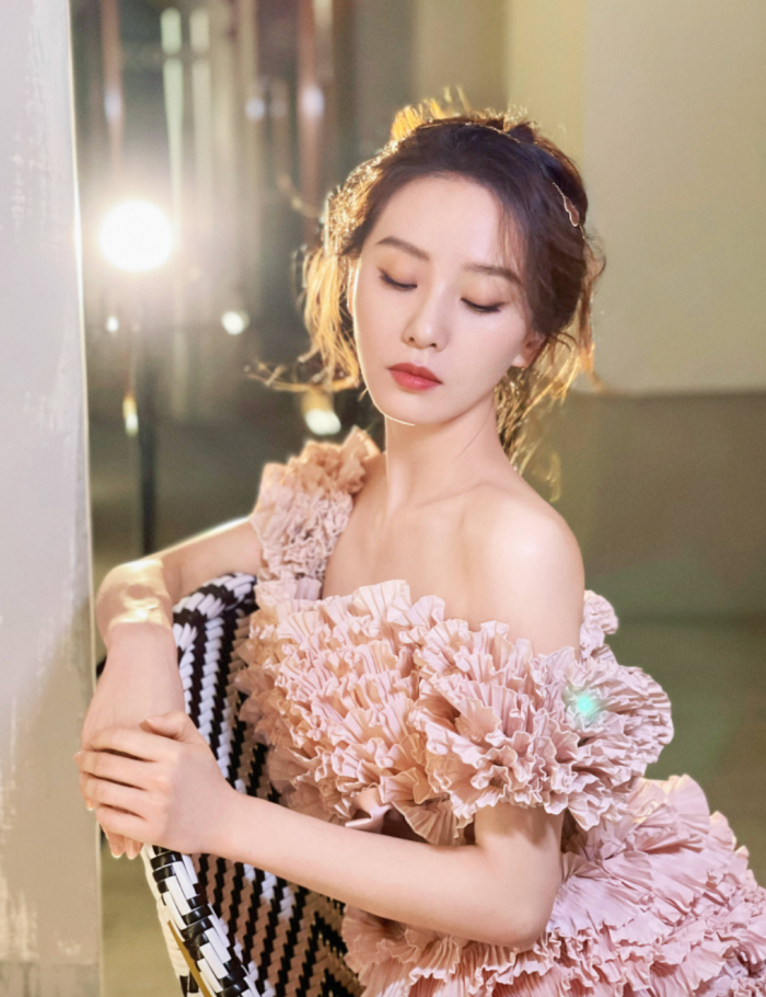 Style｜迪丽热巴选穿马来西亚第一高订GuoPei礼服，网友惊呼超绝身材不科学！ 更多热点 图1张