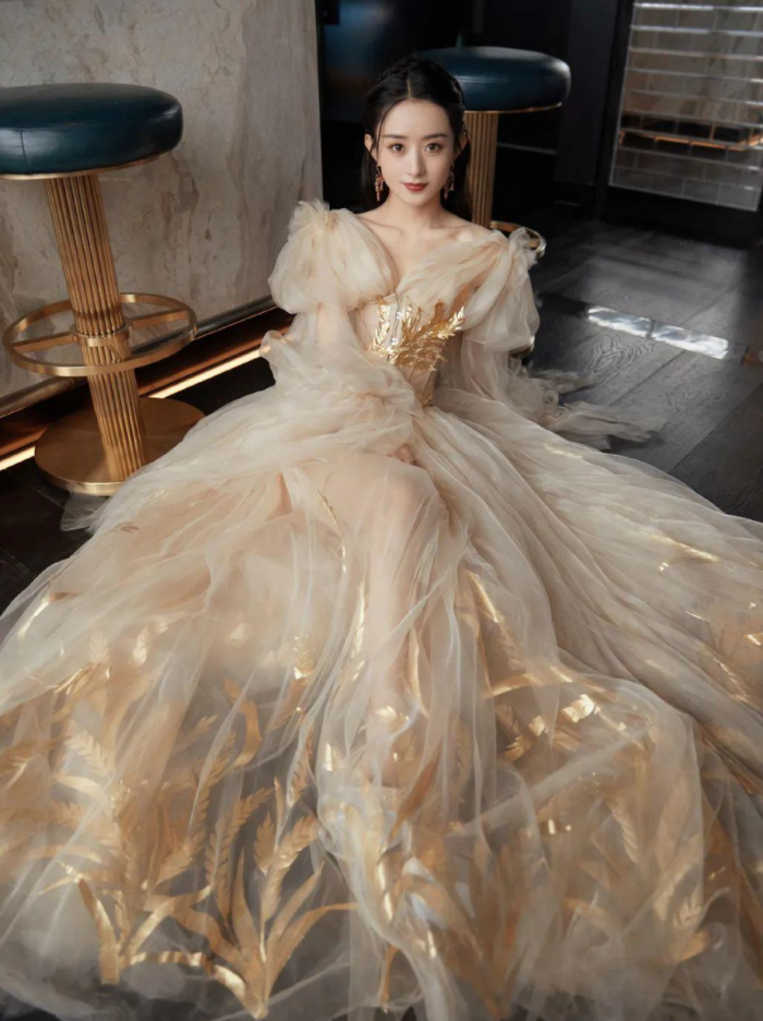 Style｜迪丽热巴选穿马来西亚第一高订GuoPei礼服，网友惊呼超绝身材不科学！ 更多热点 图5张