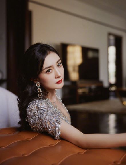 以为没穿！杨幂超赤裸礼服上下全开　“美胸、美尻”全现形 时尚资讯 图5张