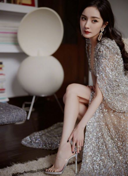 以为没穿！杨幂超赤裸礼服上下全开　“美胸、美尻”全现形 时尚资讯 图6张