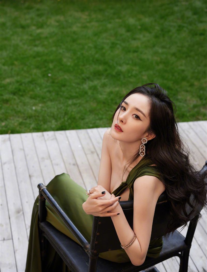 以为没穿！杨幂超赤裸礼服上下全开　“美胸、美尻”全现形 时尚资讯 图8张