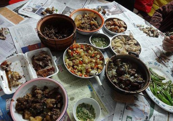 生活｜以为铺报纸吃饭很干净？其实易染细菌又不卫生 更多热点 图1张