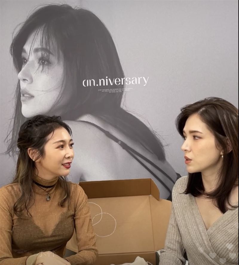 直播中更衣！许玮甯火辣深V“溢出美胸”她露黑bra抢镜 时尚资讯 图2张