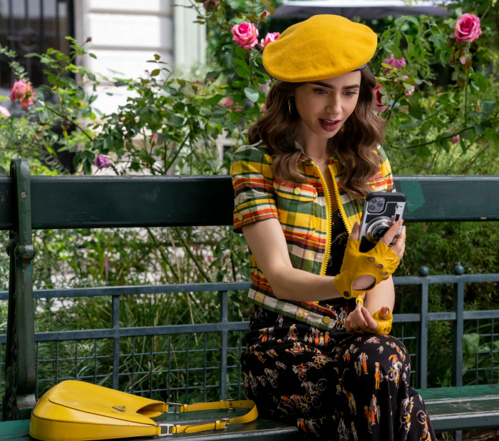 Style｜《Emily in Paris》第二季快上线，Emily造型太浮夸引起两极反应 更多热点 图5张