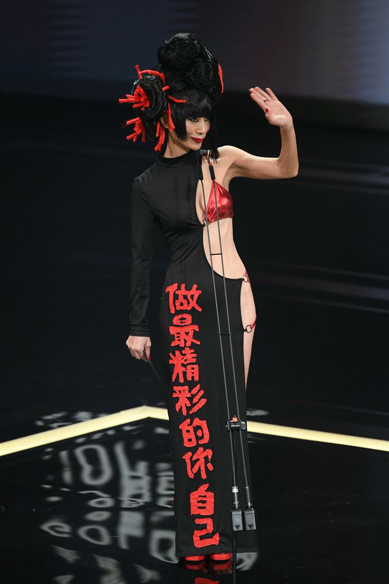 亲手用“千针万线”！白灵晒3分钟影片　揭密自制礼服过程 时尚资讯 图2张