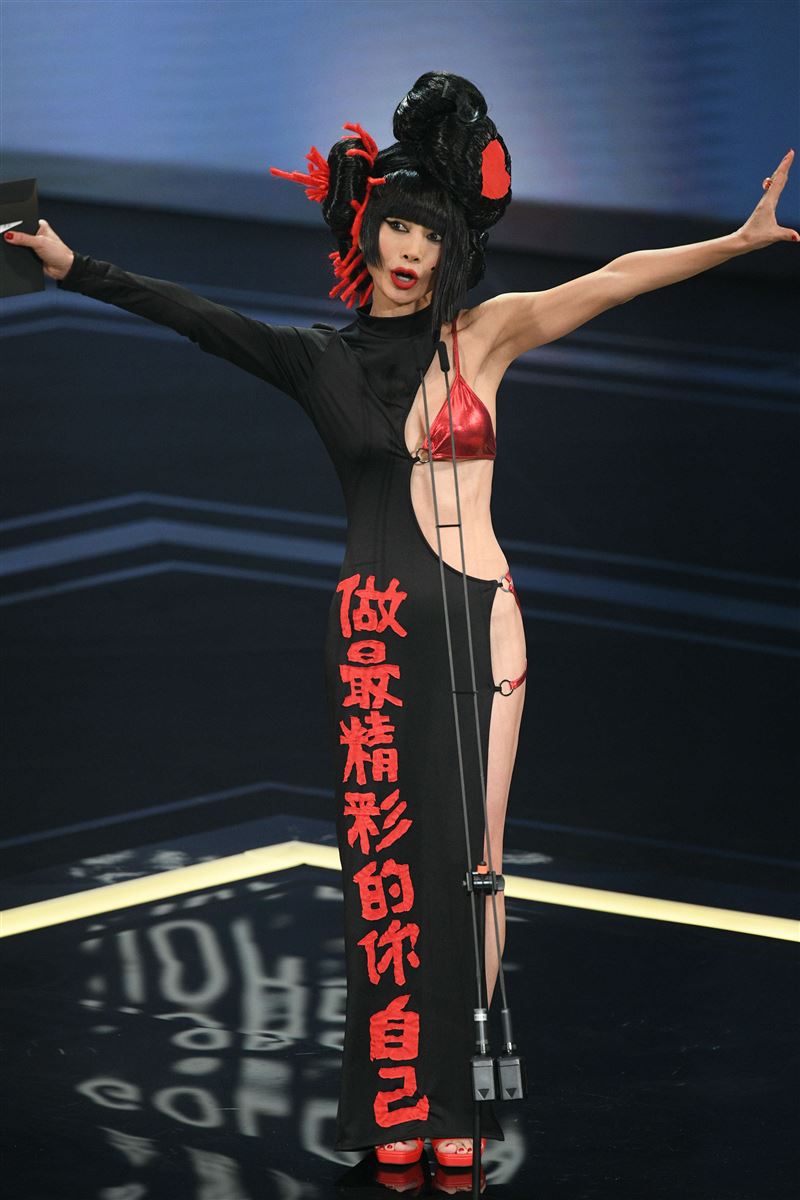 亲手用“千针万线”！白灵晒3分钟影片　揭密自制礼服过程 时尚资讯 图3张