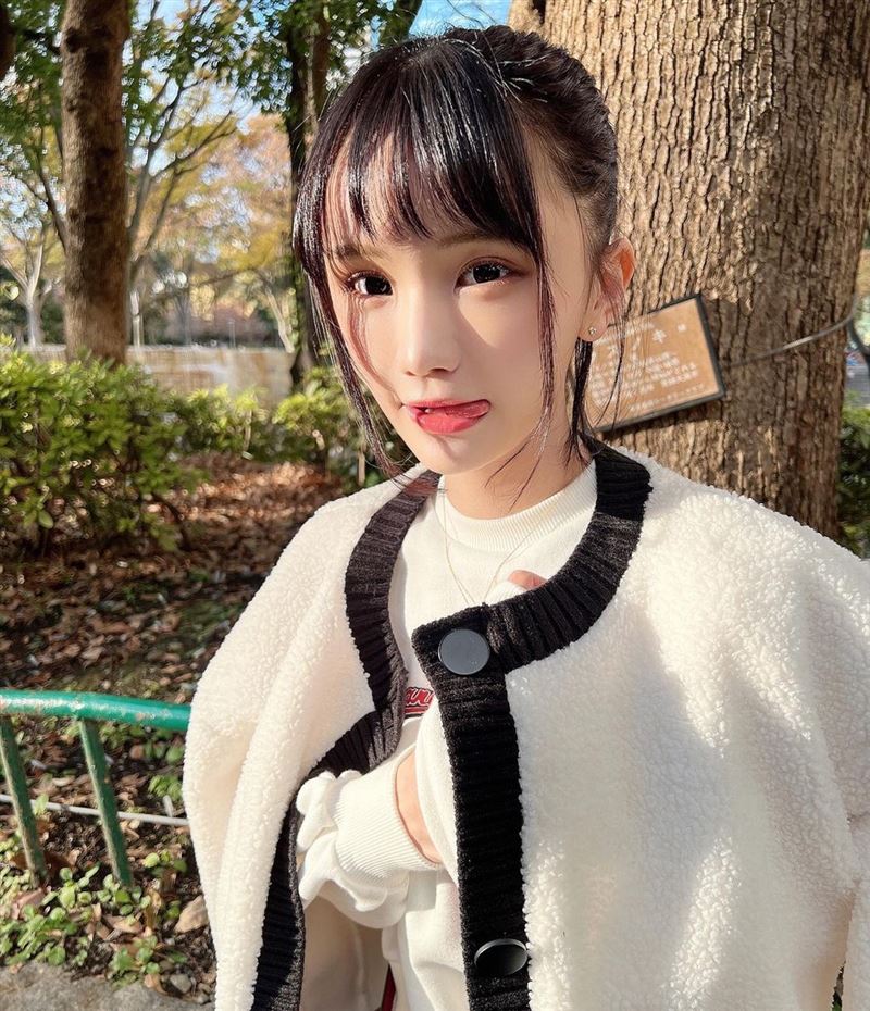 “可萝可御”天花板！疗愈辣模上衣一脱　抖出单边超巨车头 时尚资讯 图1张