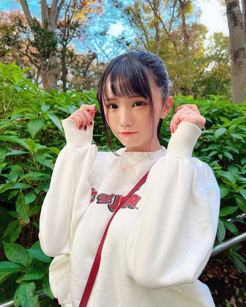 “可萝可御”天花板！疗愈辣模上衣一脱　抖出单边超巨车头 时尚资讯 图2张