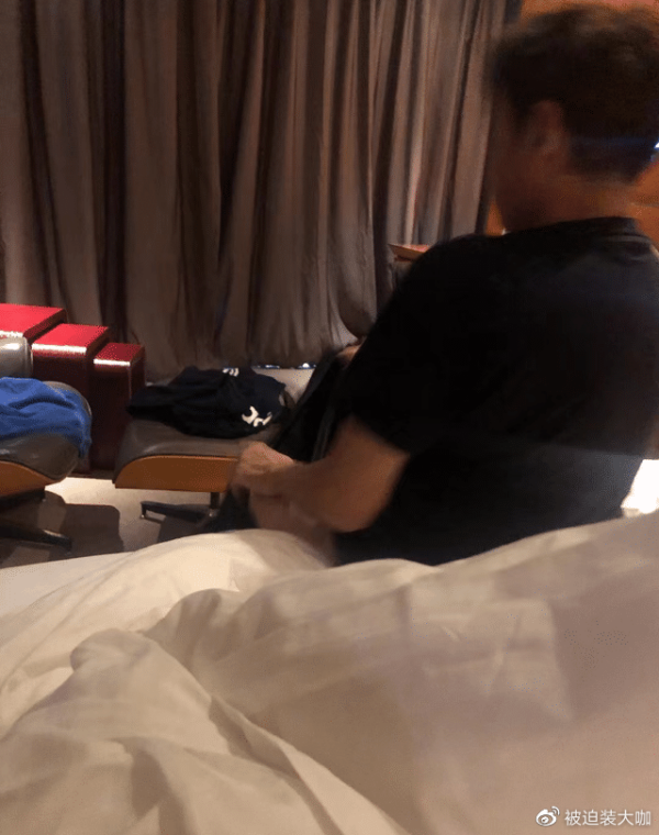 71岁谭咏麟“睡粉风波”后首现身！被晒照：精力满满和美女聚会 娱乐资讯 图2张