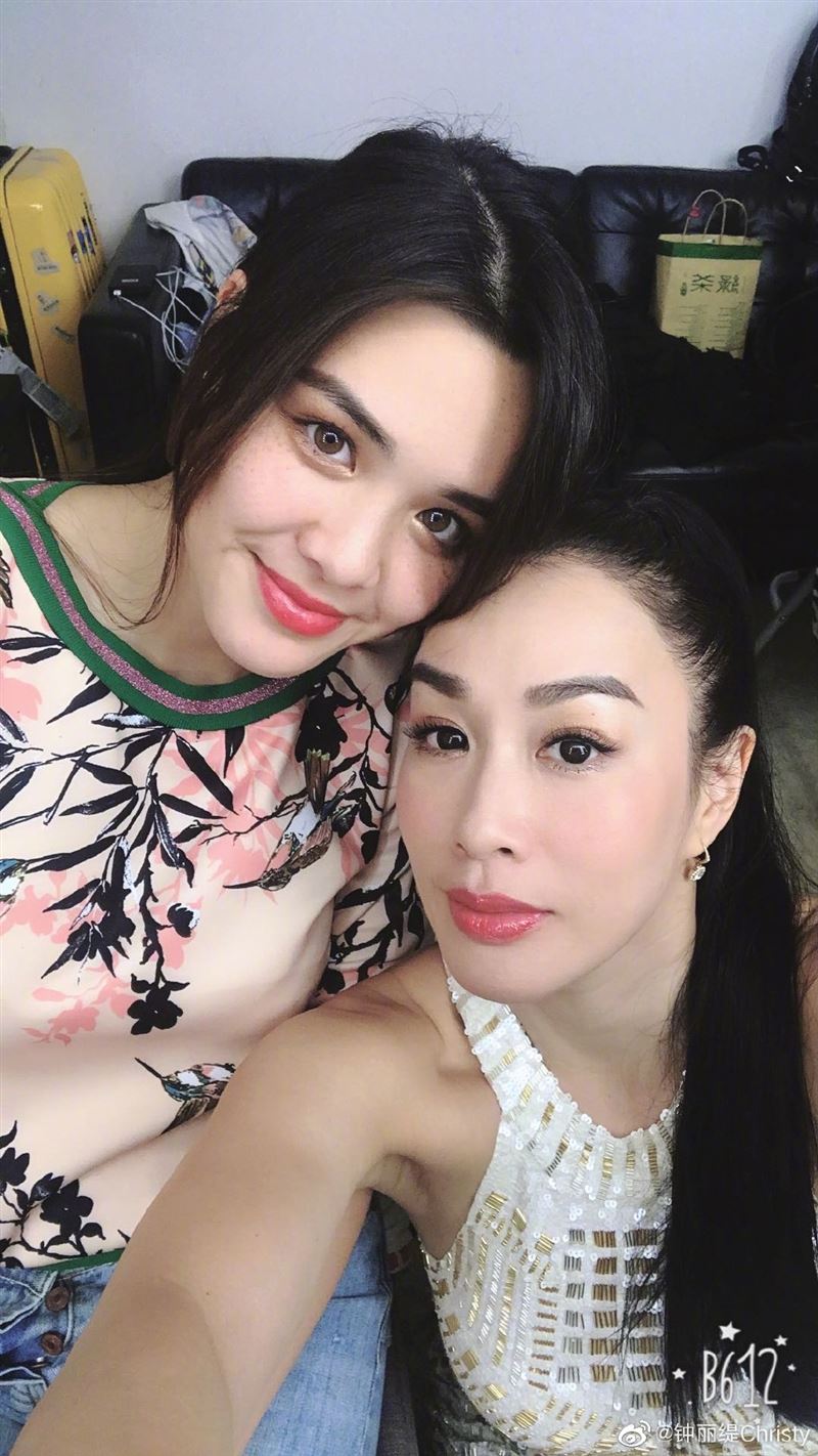 锺丽缇大女儿透出自然率性　疑“无罩失踪”超贴胸挡不住！ 时尚资讯 图1张