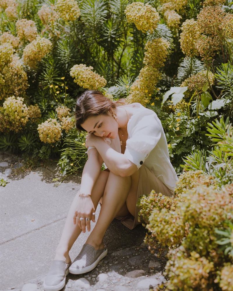 锺丽缇大女儿透出自然率性　疑“无罩失踪”超贴胸挡不住！ 时尚资讯 图2张