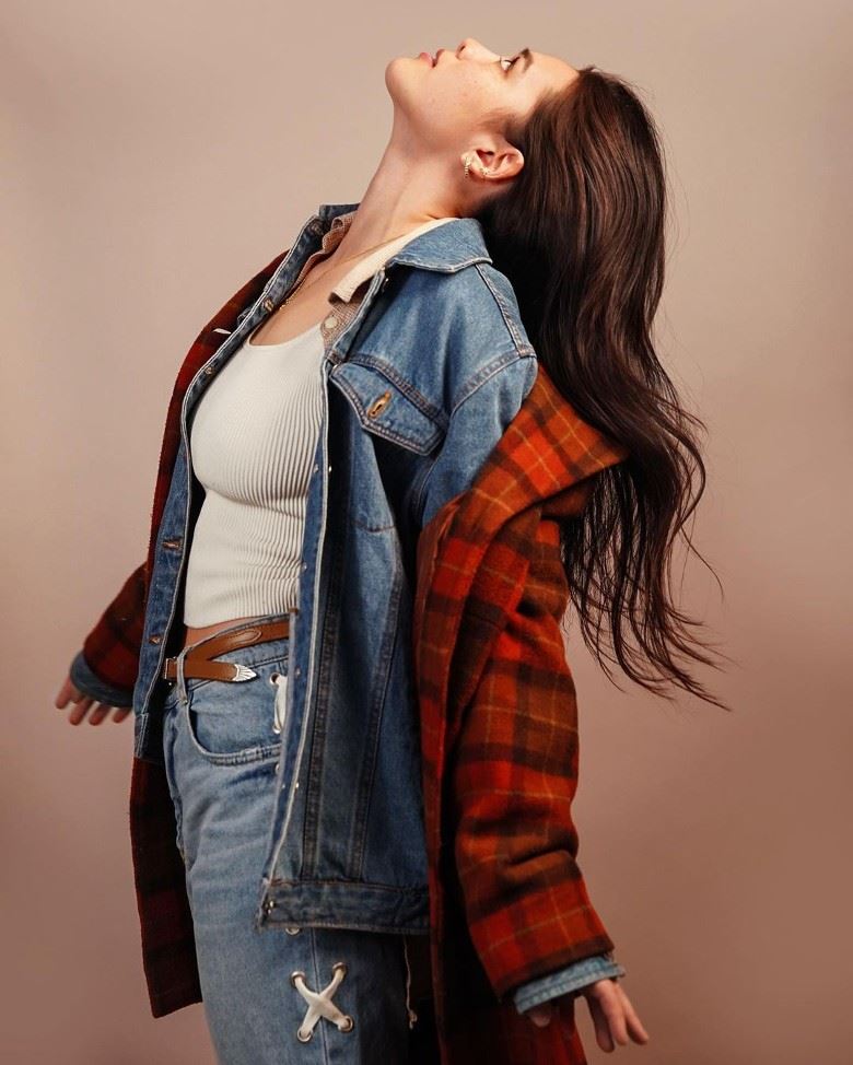 锺丽缇大女儿透出自然率性　疑“无罩失踪”超贴胸挡不住！ 时尚资讯 图4张