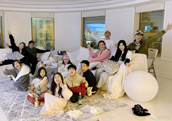 超难得一见！陈小春、吴尊、刘畊宏一家人同框...可惜少了2小孩 娱乐资讯 图1张