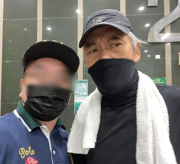 被同一粉丝疯狂集邮...周润发罕见黑脸合照：你又来？ 娱乐资讯 图1张
