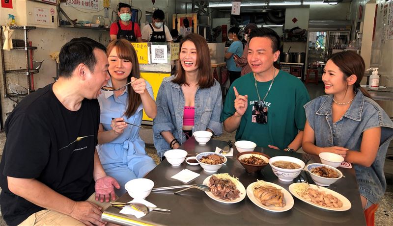 “高雄双林”2女神美胸比基尼首同框！小钟：男人羡慕一下 时尚资讯 图3张