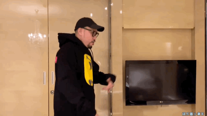 热狗晒出光头+长发旧照自嘲“弟弟” ！网调侃：别忘了你现在已经是爱豆 娱乐资讯 图4张