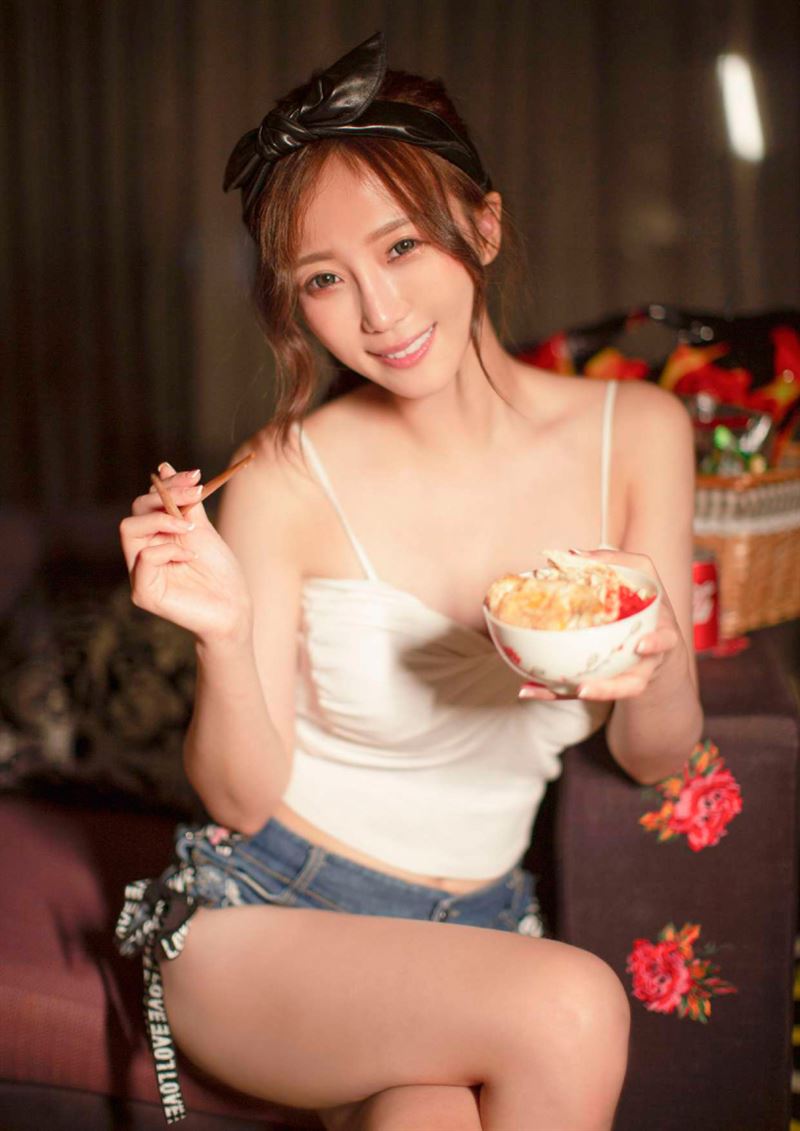 独家／女神胸前透春光“吃货写真”嗑美食！自卑悟人生哲学 时尚资讯 图5张