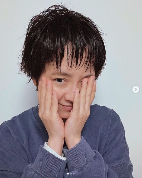 宋智孝超短“男孩发型”首曝光！红毯只穿一件露罕见部位 时尚资讯 图1张