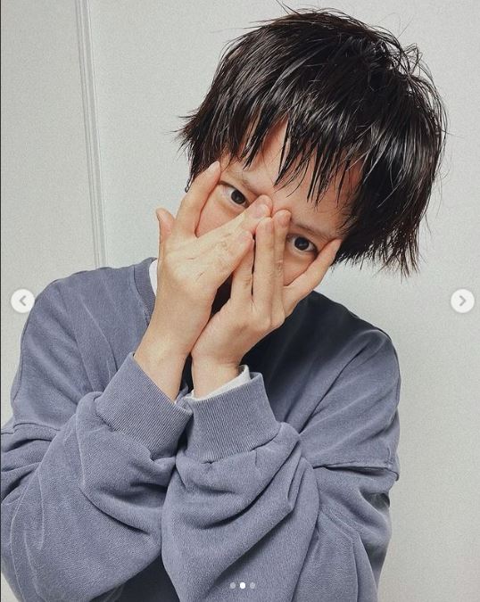 宋智孝超短“男孩发型”首曝光！红毯只穿一件露罕见部位 时尚资讯 图2张