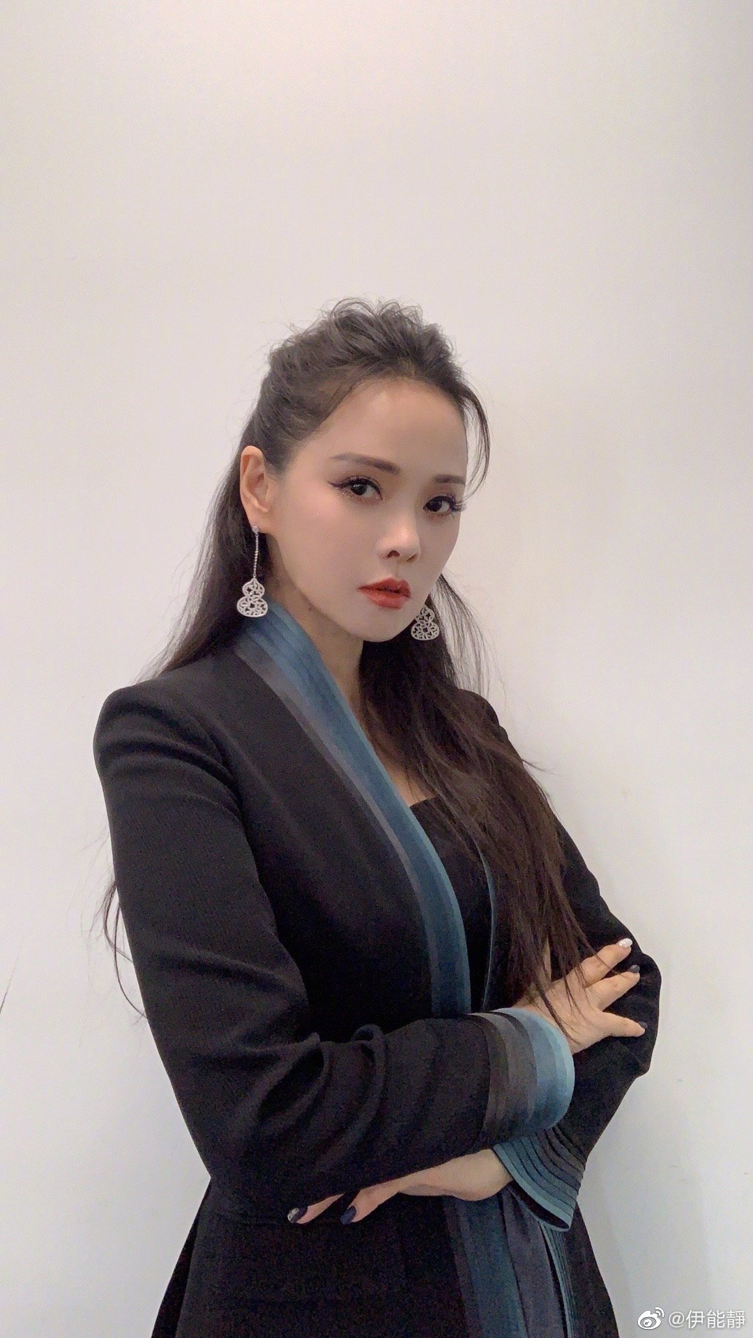 53岁伊能静怼脸自拍...白发清晰现形！ 被狠酸“奶奶” 高情商回应了 娱乐资讯 图1张