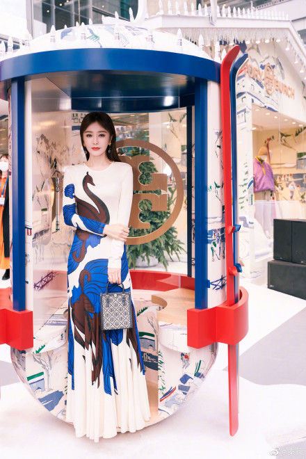 秦岚“极细水蛇腰”炸现！42岁“超狂Ｓ曲线”网：不科学 时尚资讯 图1张