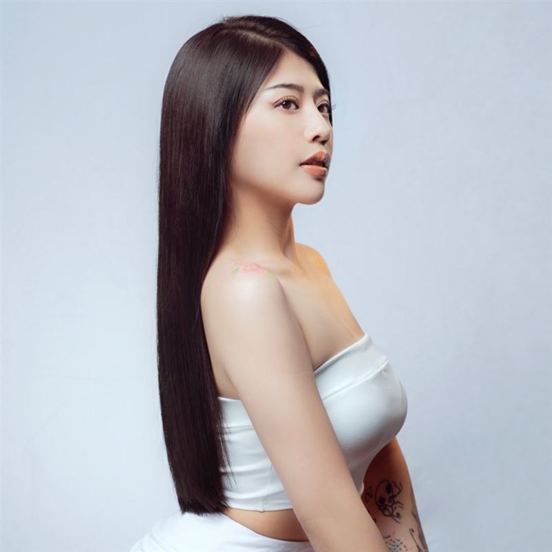 女星变最辣板娘“胸前剩块布”林吟蔚揪千万歌手当洗头弟！ 时尚资讯 图1张