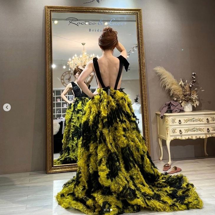 谢忻“超深V礼服”里面没穿！背部全裸线条网惊：真的有练 时尚资讯 图2张