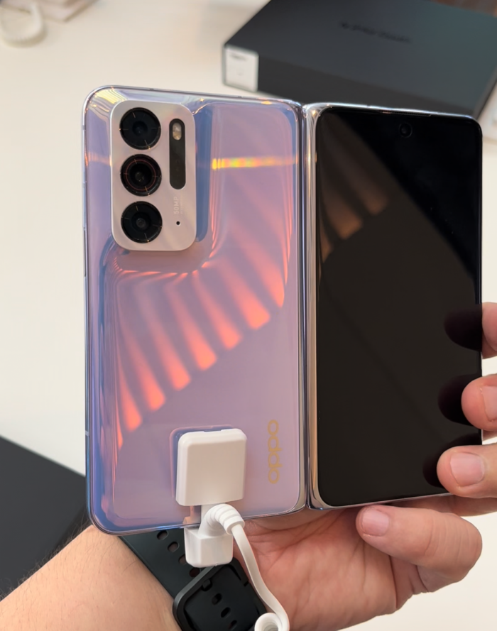 手机 I OPPO首款折叠机登场！7.1寸大屏、自研铰链和50MP主摄！ 更多热点 图2张