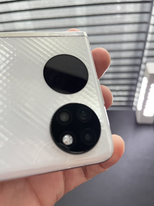 手机 I HUAWEI P50 Pocket正式亮相！6.9寸屏幕+40MP主摄，还有智能防晒检测！ 更多热点 图6张