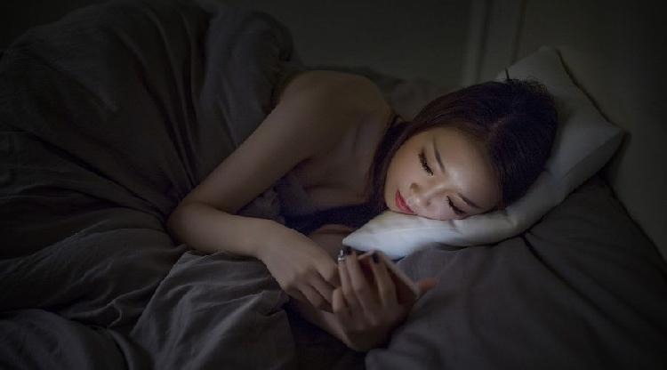 Tips I 晚上看手机眼睛不舒服？3个步骤开启iPhone“超级夜间模式”！ 更多热点 图1张