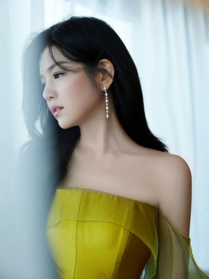 Style｜和最美小龙女李若彤比美！陈妍希摆脱小笼包，状态绝佳现身红毯！ 更多热点 图1张