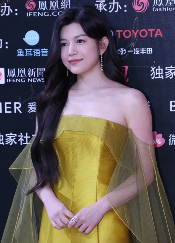 Style｜和最美小龙女李若彤比美！陈妍希摆脱小笼包，状态绝佳现身红毯！ 更多热点 图2张