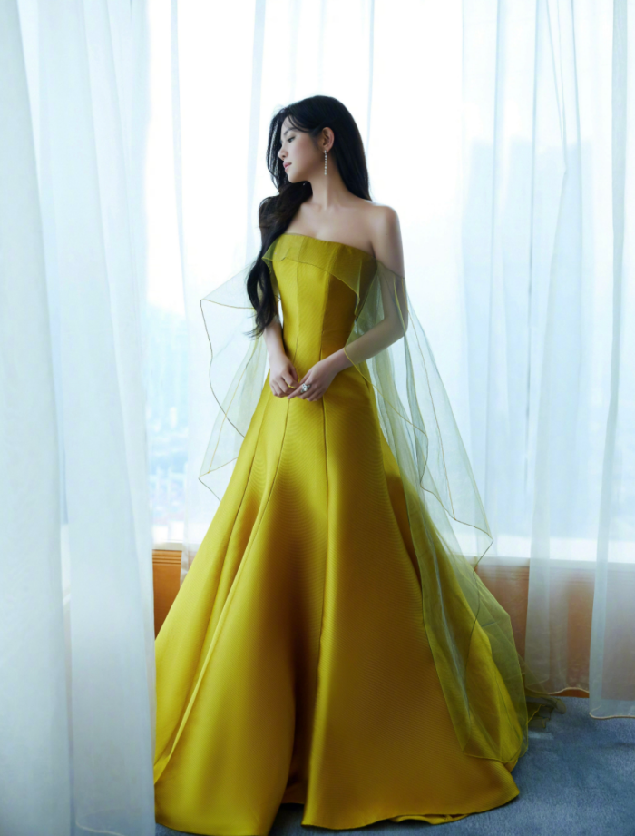 Style｜和最美小龙女李若彤比美！陈妍希摆脱小笼包，状态绝佳现身红毯！ 更多热点 图3张