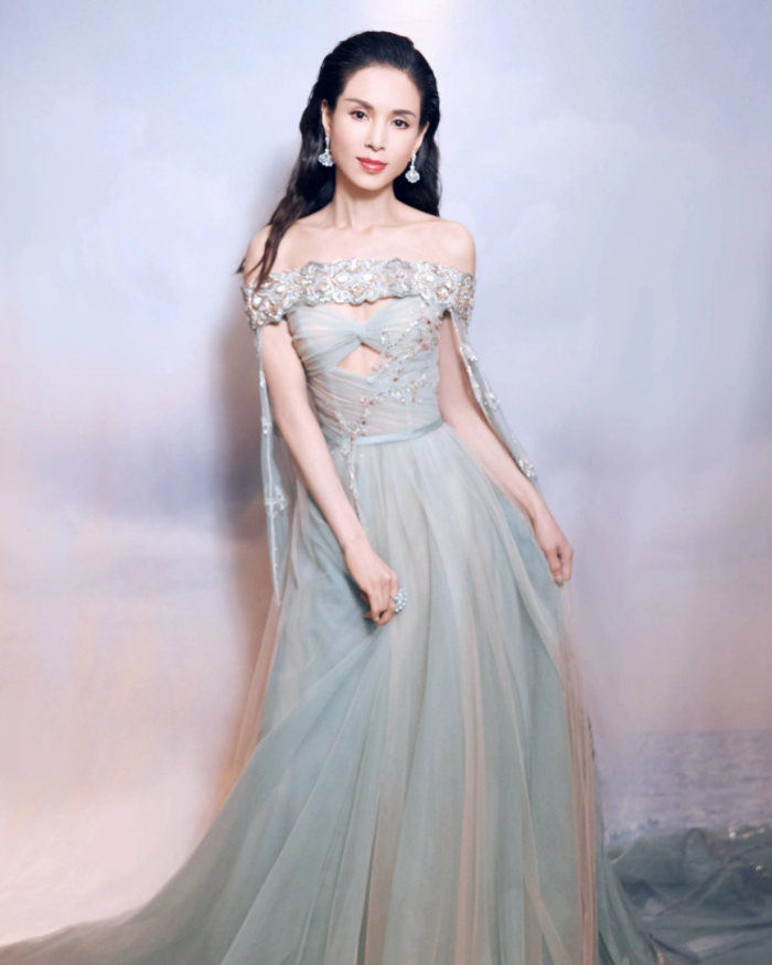 Style｜和最美小龙女李若彤比美！陈妍希摆脱小笼包，状态绝佳现身红毯！ 更多热点 图5张