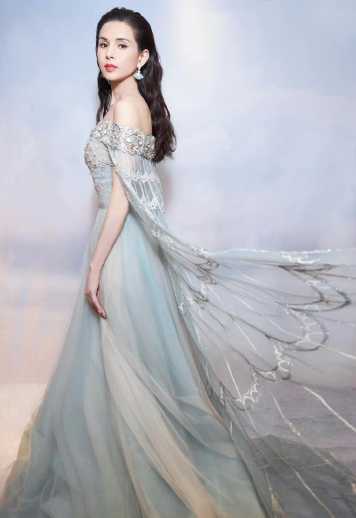 Style｜和最美小龙女李若彤比美！陈妍希摆脱小笼包，状态绝佳现身红毯！ 更多热点 图6张