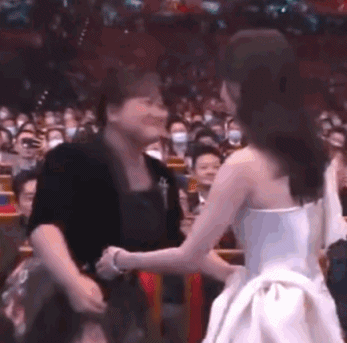张小斐出道15年终夺影后！ 与贾玲友情感动全网...从小演员一起走上巅峰 娱乐资讯 图1张