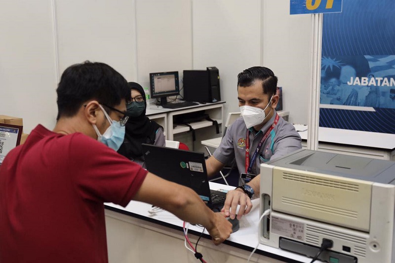 Tips I 马来西亚人需要换几张马来西亚卡？超过这个岁数更新会被罚款！ 更多热点 图2张